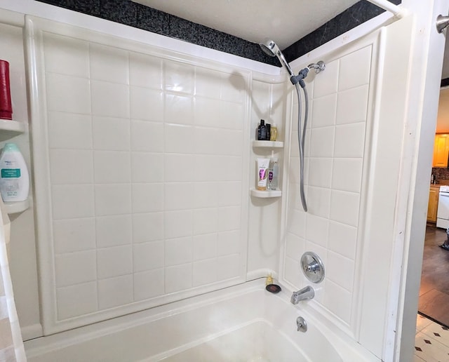 bathroom with tiled shower / bath combo