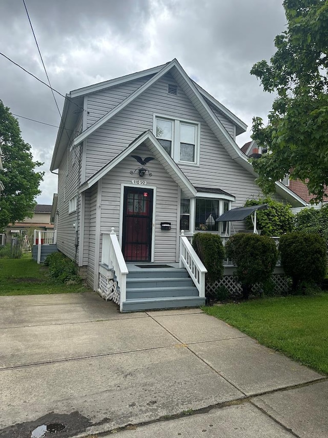 bungalow featuring a front lawn