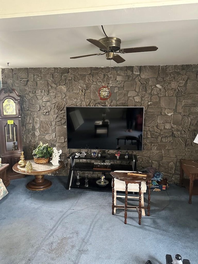 carpeted living room featuring ceiling fan