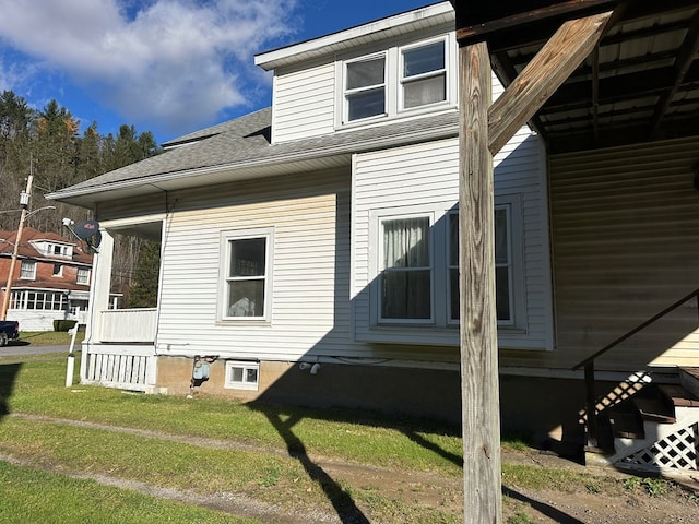 view of side of property featuring a lawn