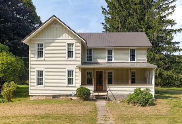 view of front of property featuring a front yard and a porch