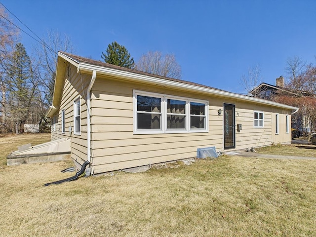 view of front of home featuring a front lawn