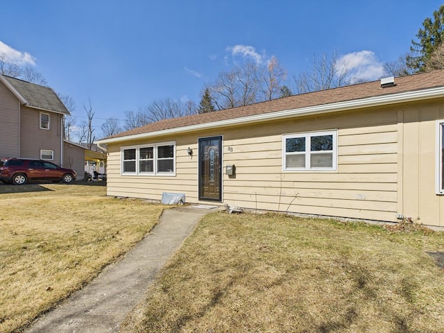 view of front of property featuring a front yard