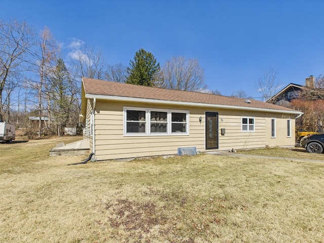 view of front of property featuring a front lawn