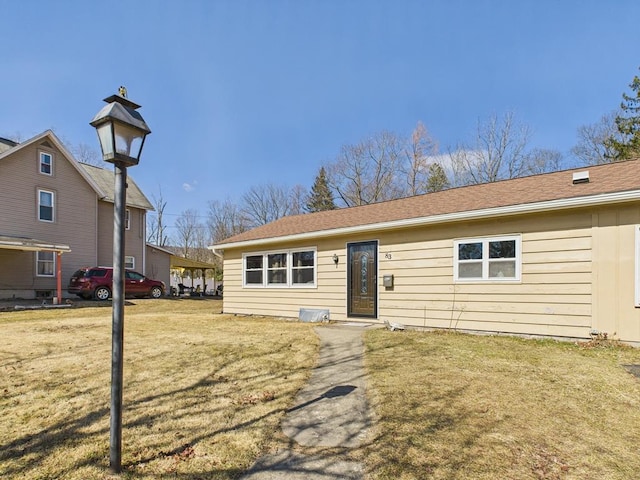 view of front of property featuring a front lawn