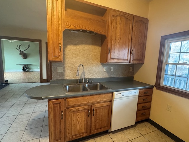 kitchen with tasteful backsplash, dishwasher, kitchen peninsula, sink, and light tile patterned flooring