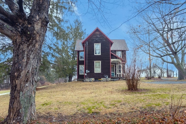 view of front facade with a front yard