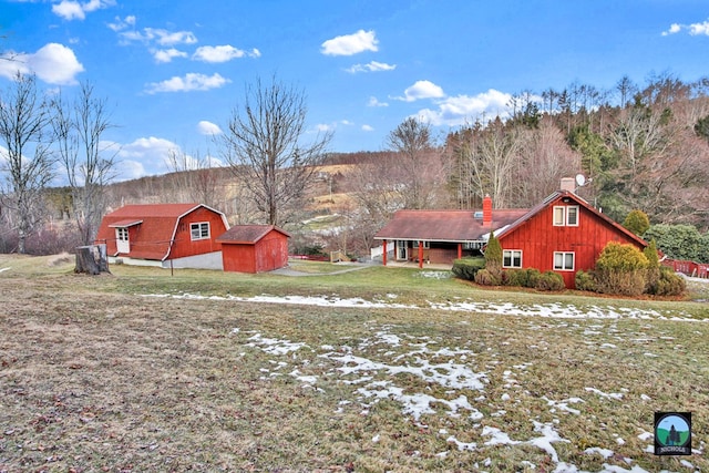 view of yard featuring a storage shed and a mountain view