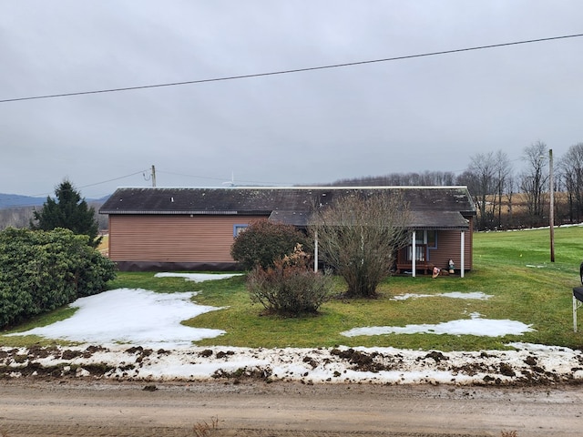 view of front facade featuring a front yard