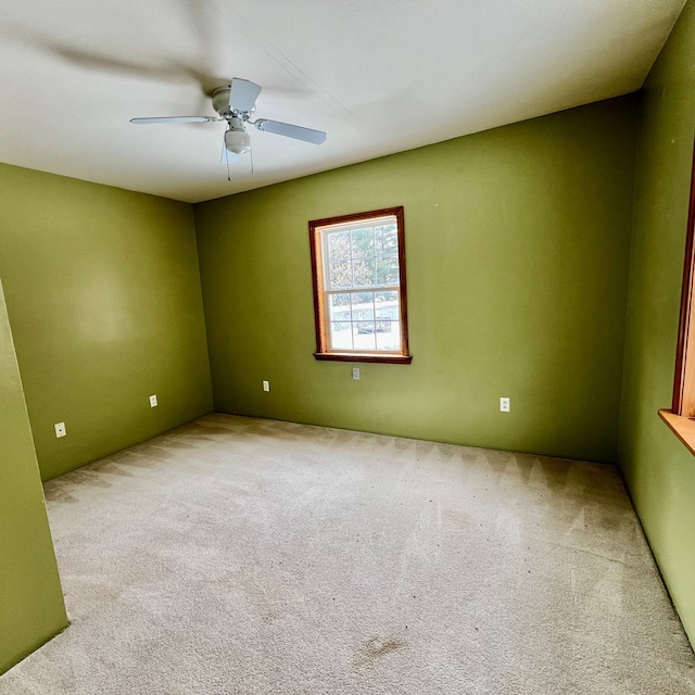 unfurnished room with light carpet and ceiling fan