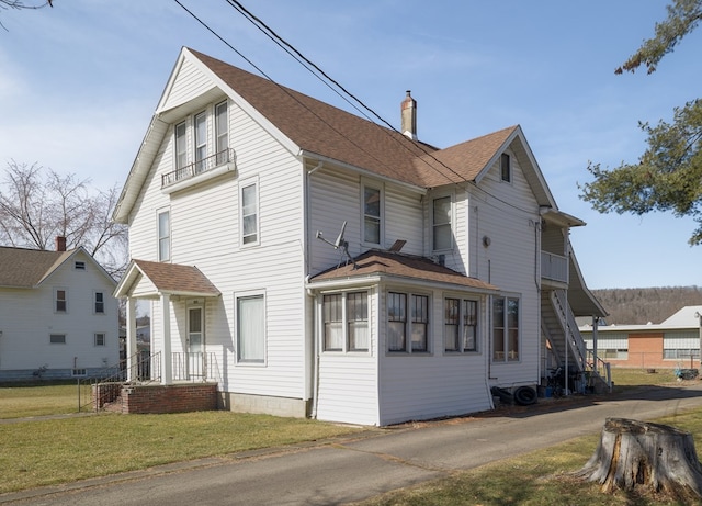 view of front facade featuring a front lawn