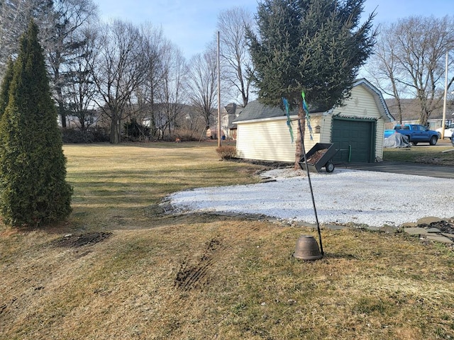 view of yard with a garage and an outdoor structure