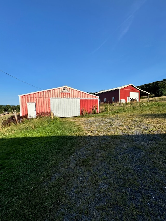 view of yard featuring an outbuilding