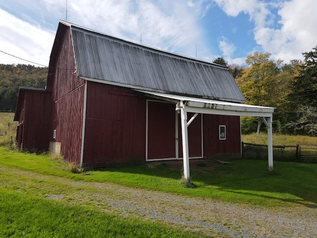 view of outdoor structure with a yard