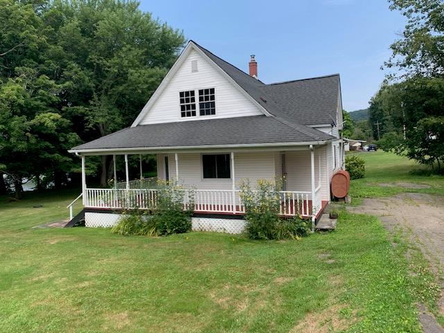 view of front of property featuring a front lawn and covered porch