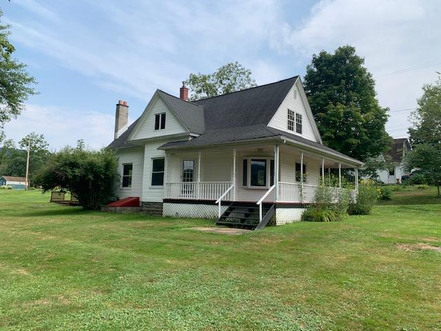 view of front facade with a front lawn and covered porch