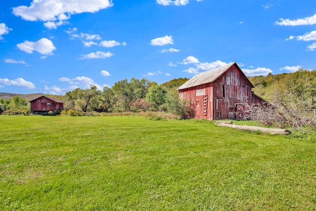 view of yard featuring an outbuilding