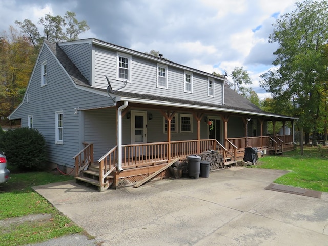 farmhouse featuring a porch