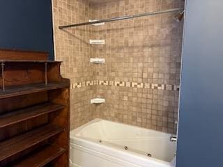 bathroom featuring tiled shower / bath combo