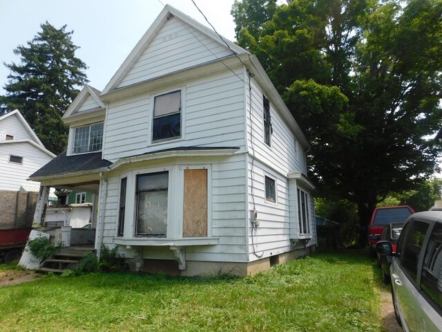 view of front of home with a front yard