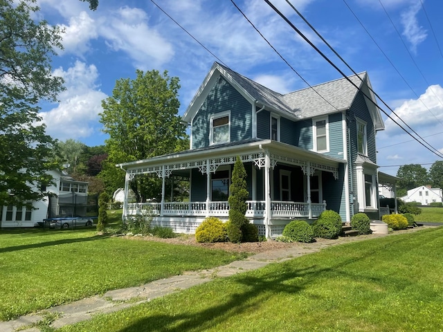 view of front of property featuring a porch and a front lawn