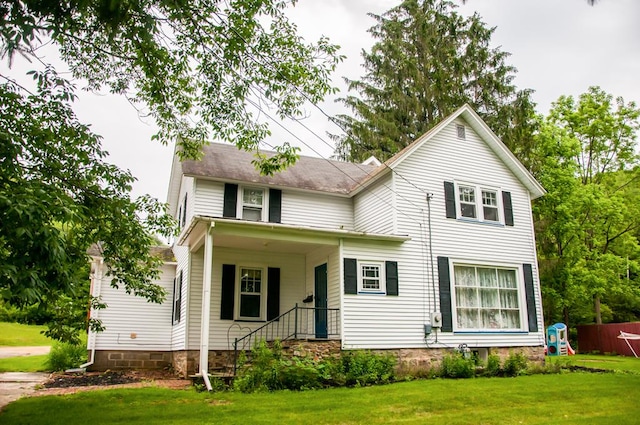 view of front of home featuring a front yard