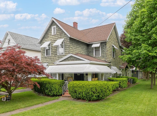 view of front of house with a front lawn