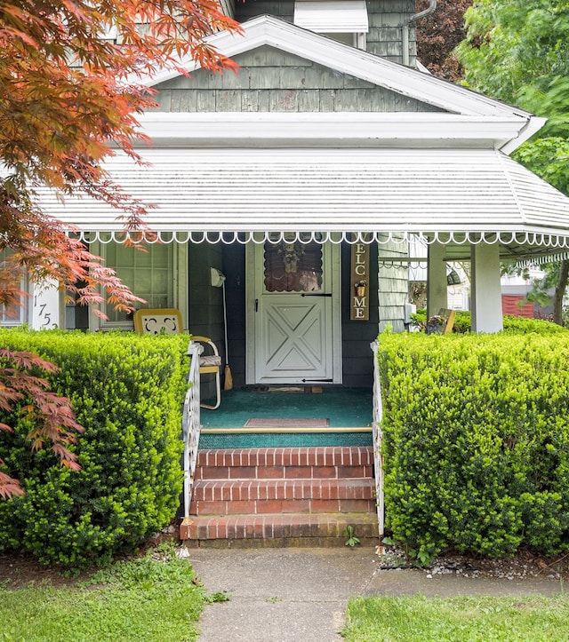 property entrance with covered porch