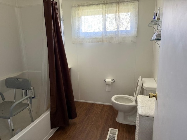 full bathroom featuring toilet, shower / bath combo with shower curtain, baseboards, wood finished floors, and visible vents
