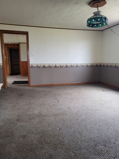 unfurnished room featuring carpet