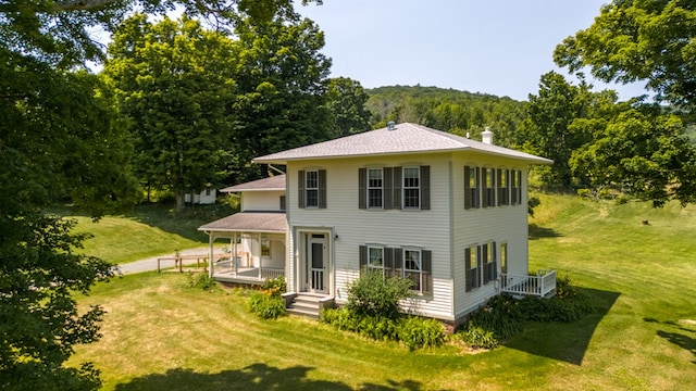 view of front facade with a front yard