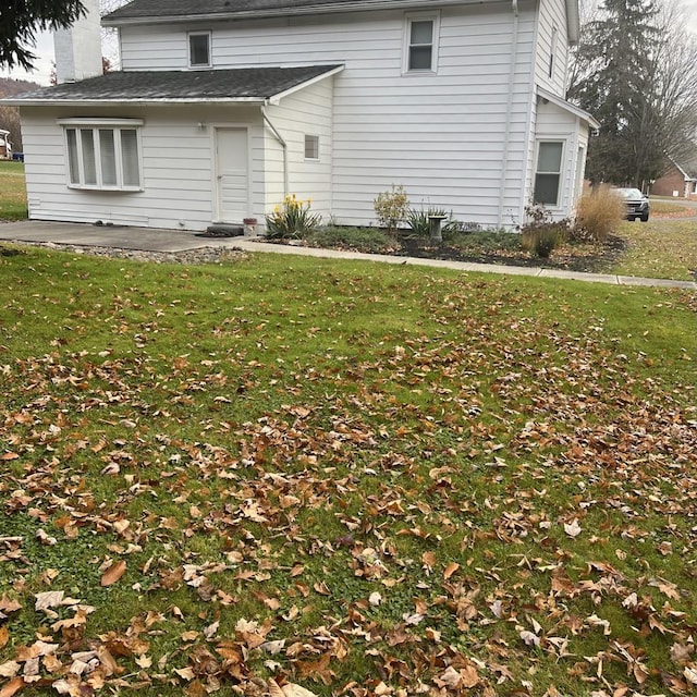 front facade featuring a front lawn