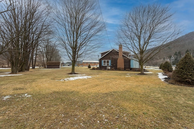 view of yard with a mountain view