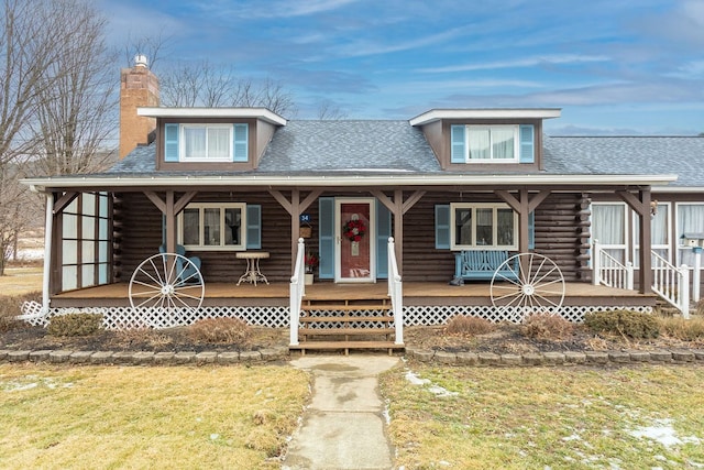 view of front of property featuring covered porch and a front lawn