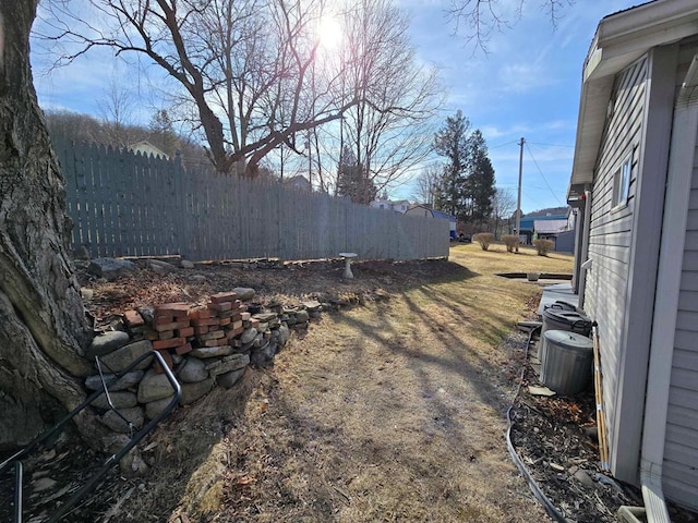 view of yard featuring fence