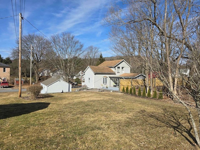 view of yard featuring an outbuilding