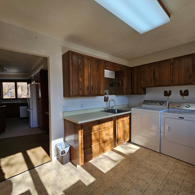 laundry area with cabinets, sink, and washing machine and clothes dryer