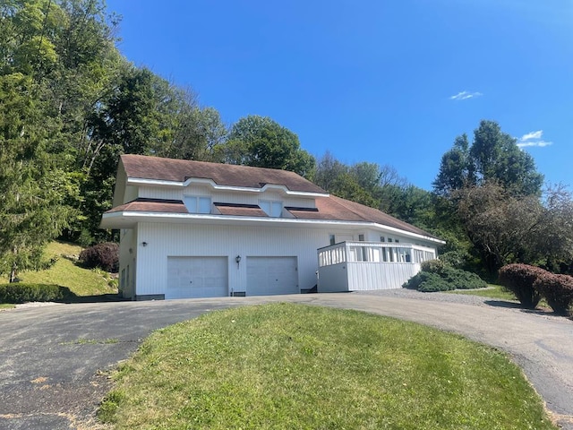 view of front of property featuring a front yard and a garage