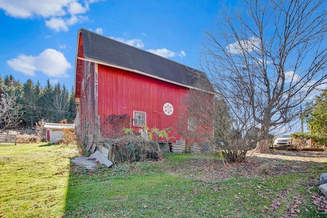 view of outdoor structure featuring a yard