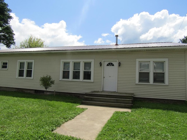 manufactured / mobile home featuring a front lawn