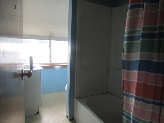 bathroom with shower / bath combo