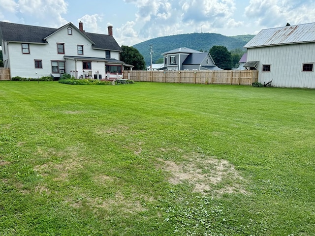 view of yard featuring a mountain view