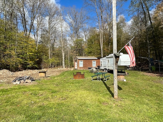 view of yard with an outbuilding