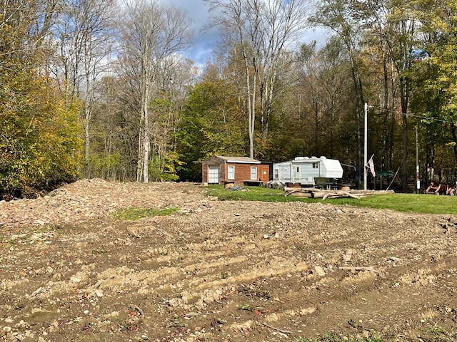 view of yard with an outbuilding