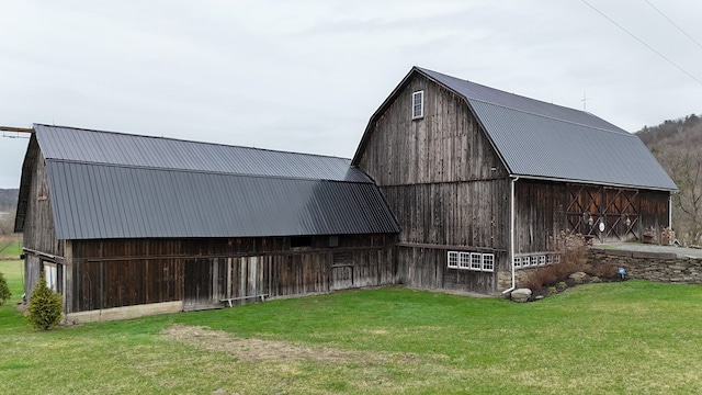 view of barn featuring a yard