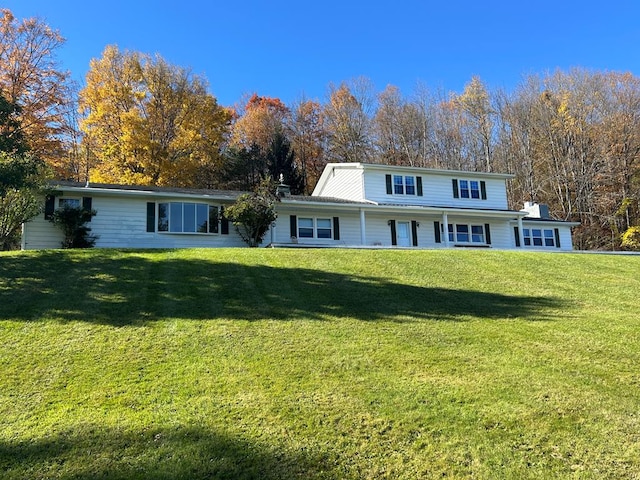 view of front of house featuring a front lawn