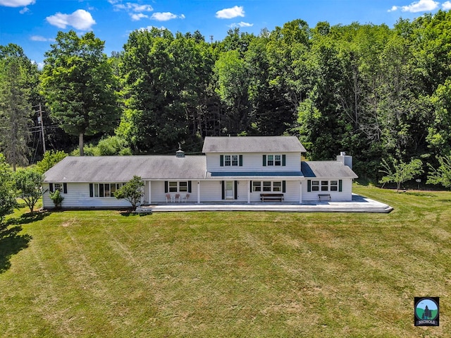 view of front facade featuring a front lawn