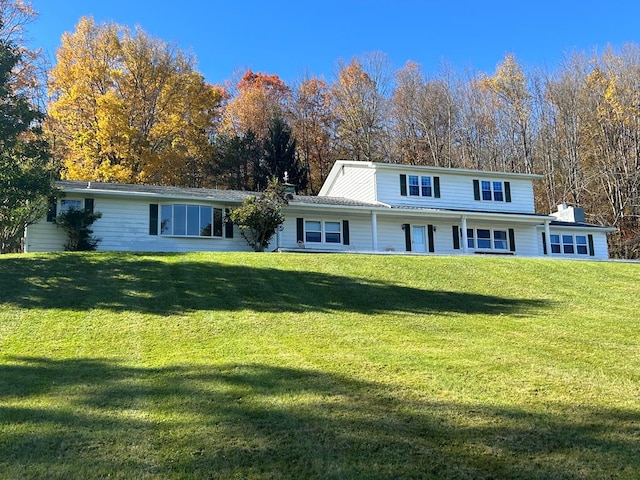 view of front of property with a front yard