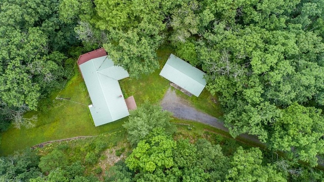 birds eye view of property featuring a wooded view