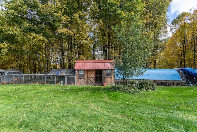 view of yard featuring an outdoor structure